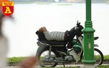 Nắng nóng 41 độ C, khách du lịch ở Hà Nội phải cầm quạt khi đi dạo